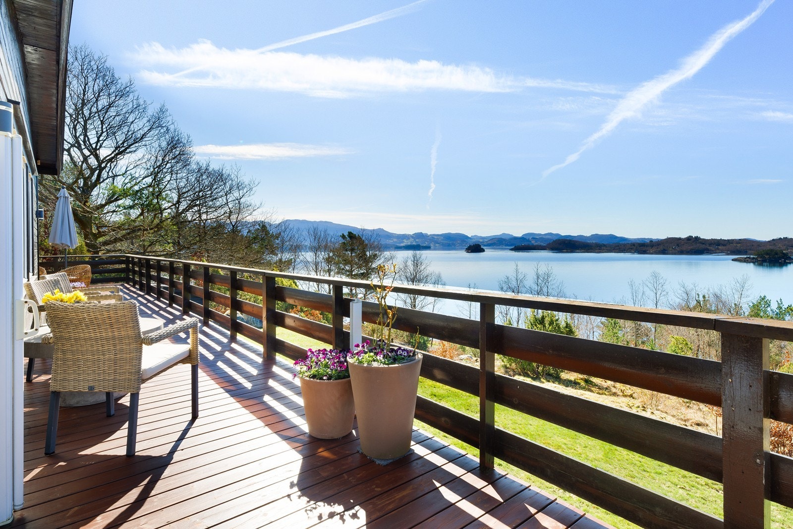 Fra hytta har man en nydelig utsikt over fjorden og den vakre skjærgården her i Ryfylke Galleribilde