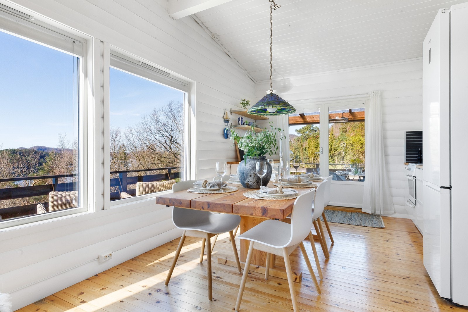 Et sosialt samlingspunkt med god plass til å dekke opp til hele familien Galleribilde
