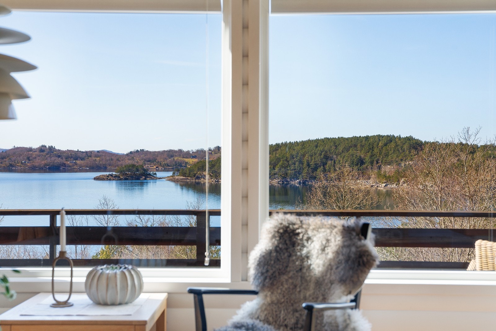 Utsikten kan virkelig nytes helt inn i fra sofakroken Galleribilde