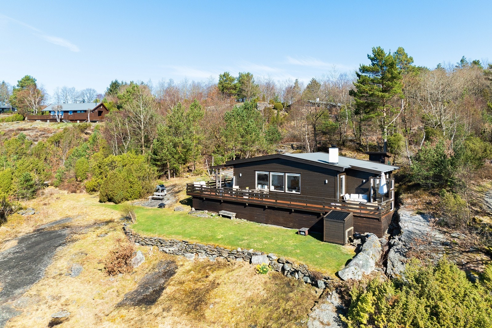 Det er ikke langt til servicetilbud og handel på Hjelmeland eller Randøy, noe som gjør det enkelt og praktisk å kombinere komfort med det gode hyttelivet. Galleribilde
