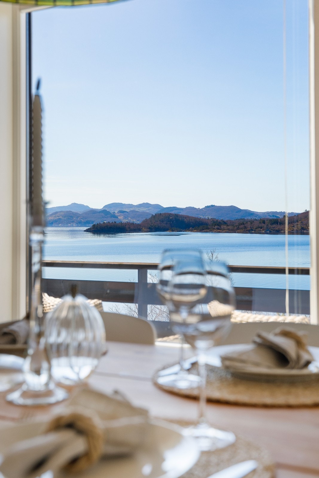 Her kan du nyte kaffekoppen i fredelige omgivelser med utsikt mot fjorden. Galleribilde
