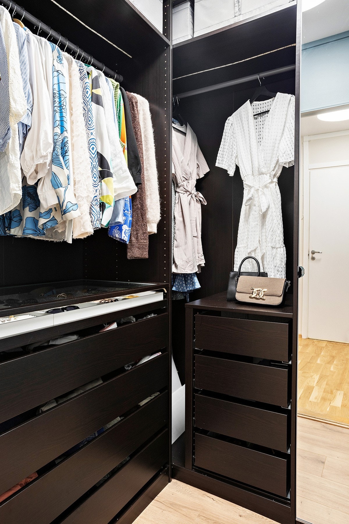 Boligen har et praktisk omkledningsrom/walk-in-closet, perfekt for oppbevaring av klær Galleribilde
