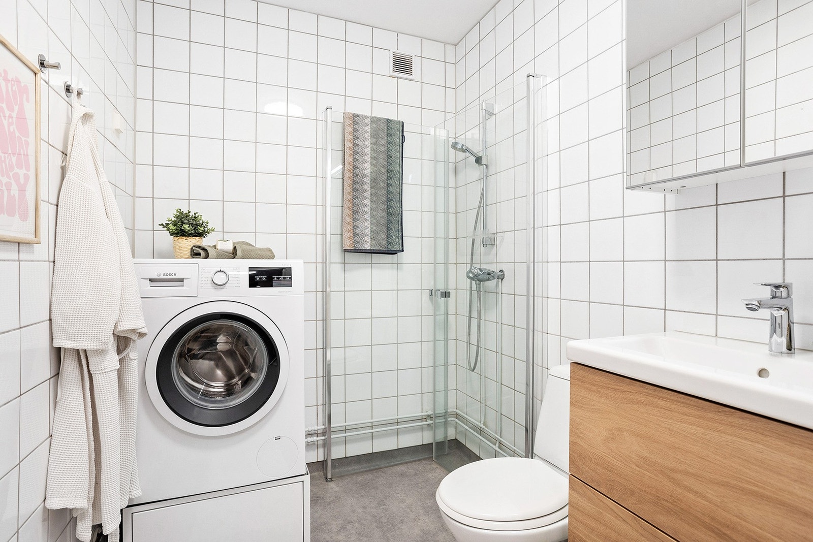 Romslig bad med opplegg for vaskemaskin Galleribilde
