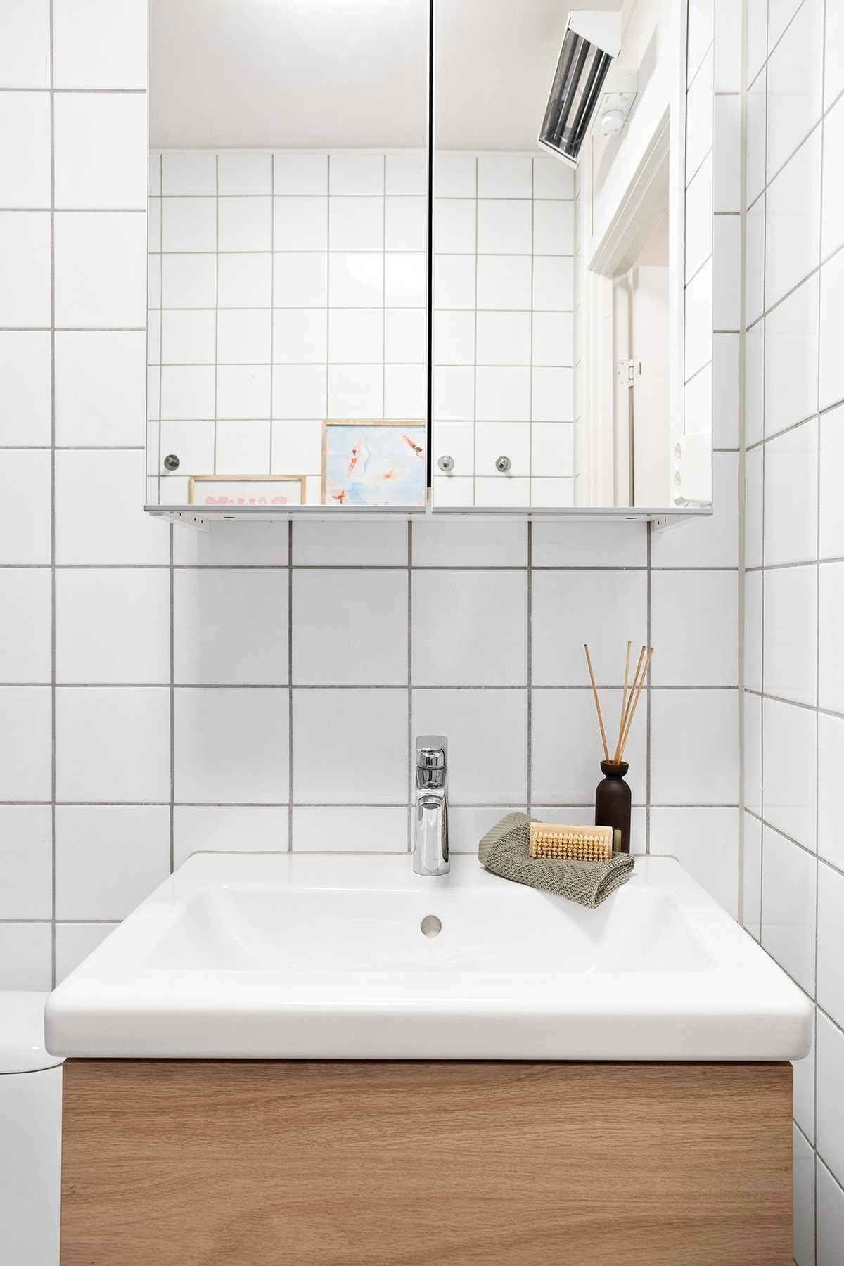 Badet ble oppgradert med nytt gulvbelegg og servantskap i 2023 og dusjvegger i 2021 Galleribilde