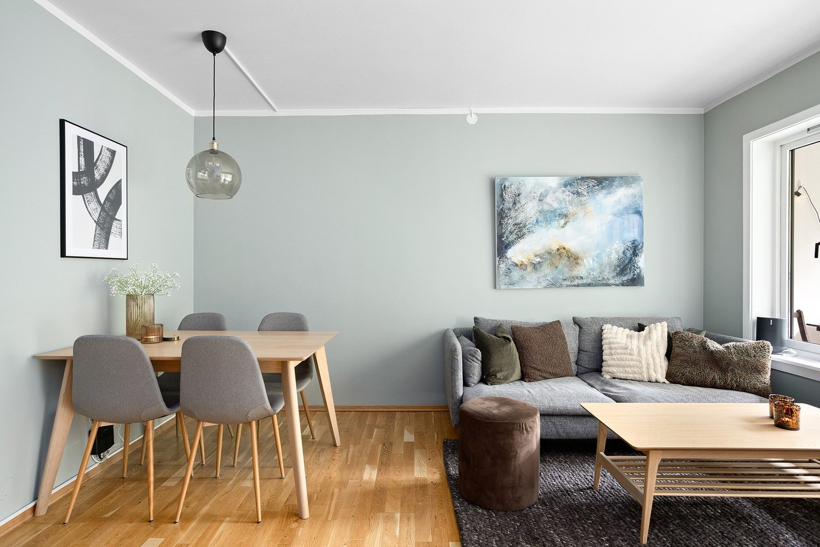 Stuen er av svært god størrelse og har plass til sofaseksjon og diverse møblement Galleribilde