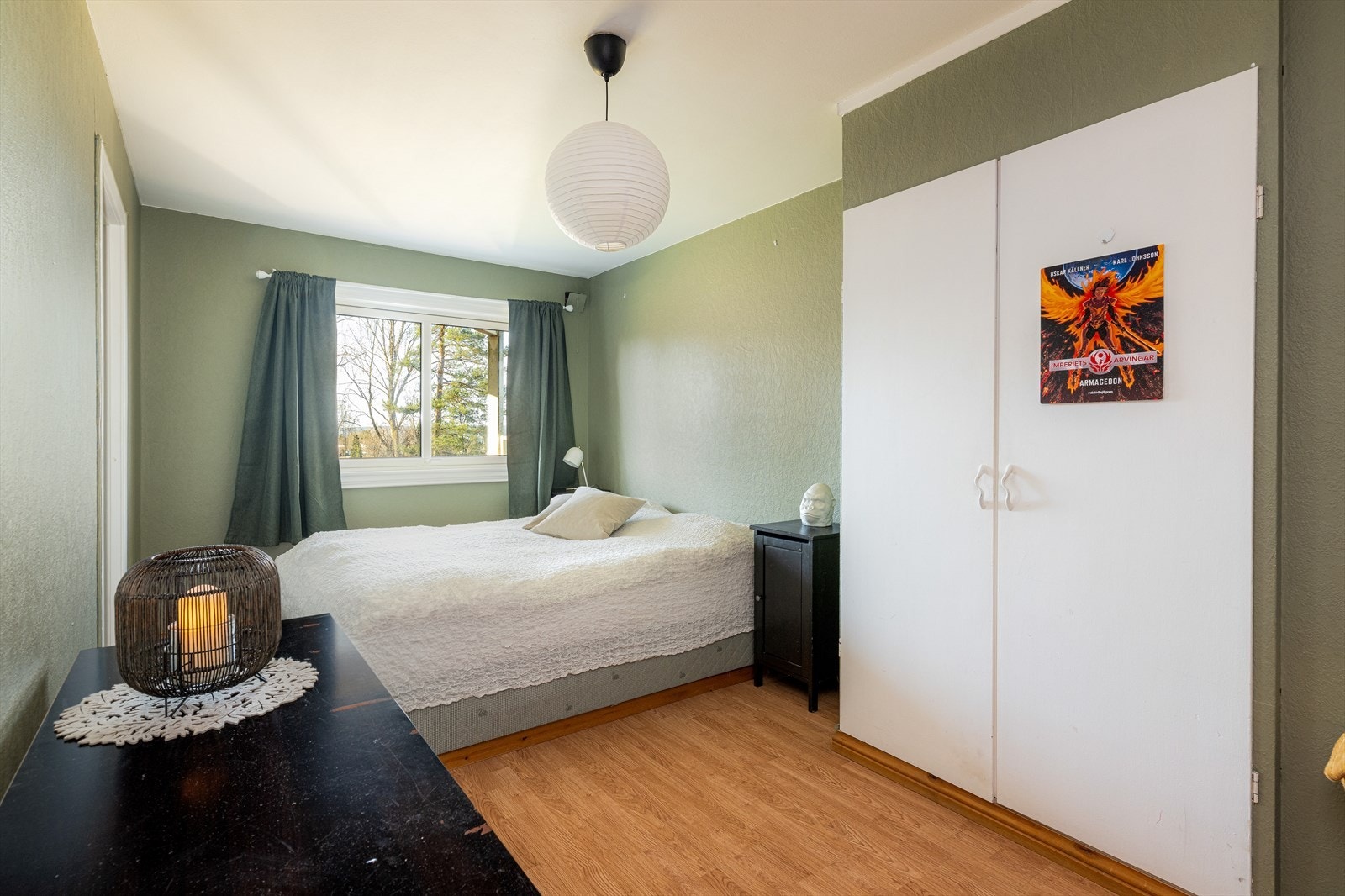 Hovedsoverommet er romslig, og har laminatgulv, malt tapet på vegger og malt tak. Dette soverommet har plassbygde garderobeskap med god plass til klesbeholdningen. Galleribilde