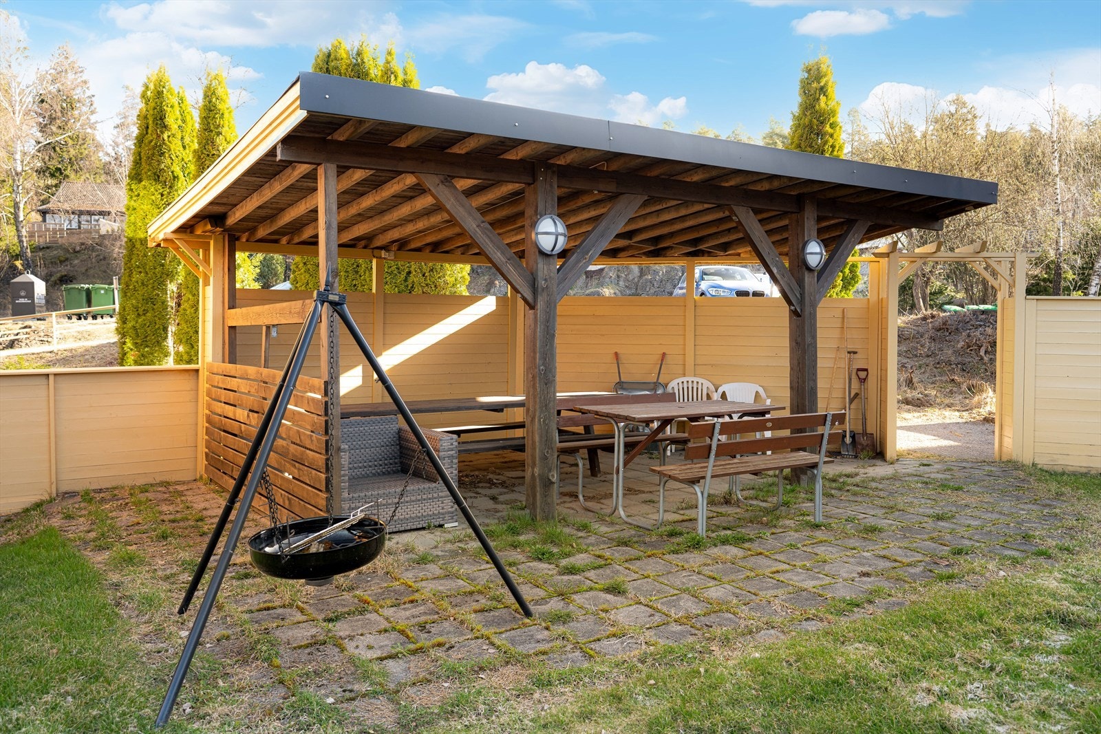 Tomten er pent opparbeidet med plenareal og en hyggelig samlingsplass til felles bruk. Galleribilde