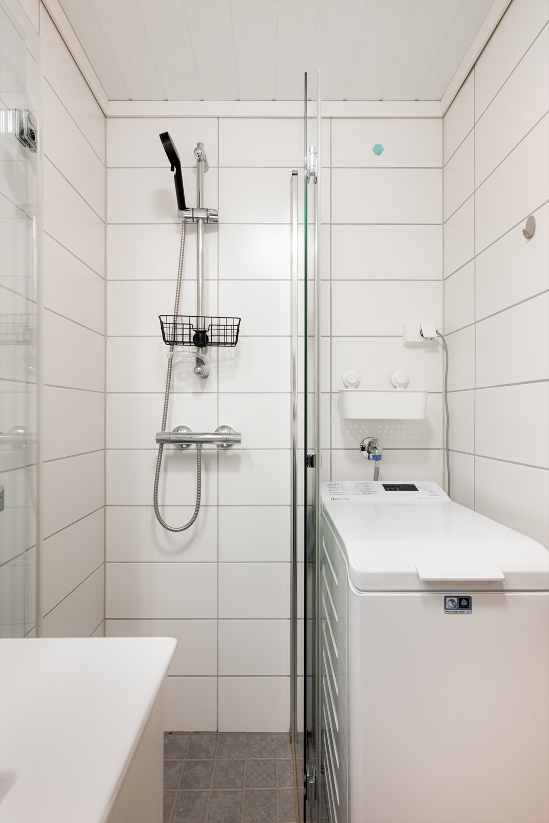 Gulvet er flislagt og har varmekabler, veggene er flislagt og i taket er det malt mdf-panel. Galleribilde