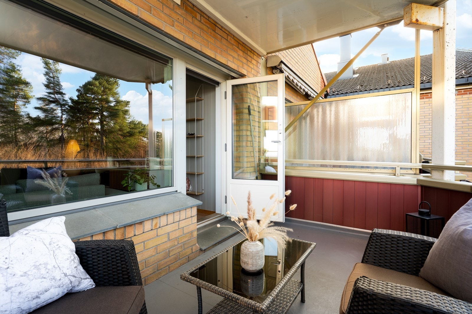 Fra stuen er det utgang til en hyggelig og overbygd balkong med fin utsikt mot vannet. Balkongen har god plass til utemøbler. Galleribilde