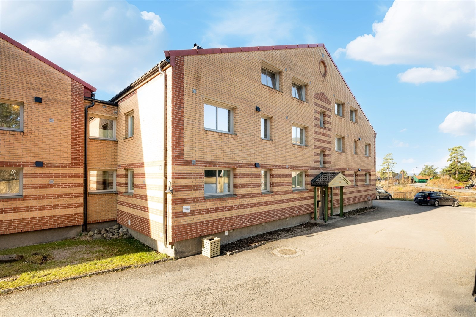 Deichmansgate 121 har en fin og sentrumsnær beliggenhet, i et attraktivt boligområde på Flåtten i Porsgrunn. Her bor du innenfor bomringen, med kort vei til det meste! Leiligheten er en del av Flåtten Borettslag og ligger til i 2. etasje, med balkong. Galleribilde