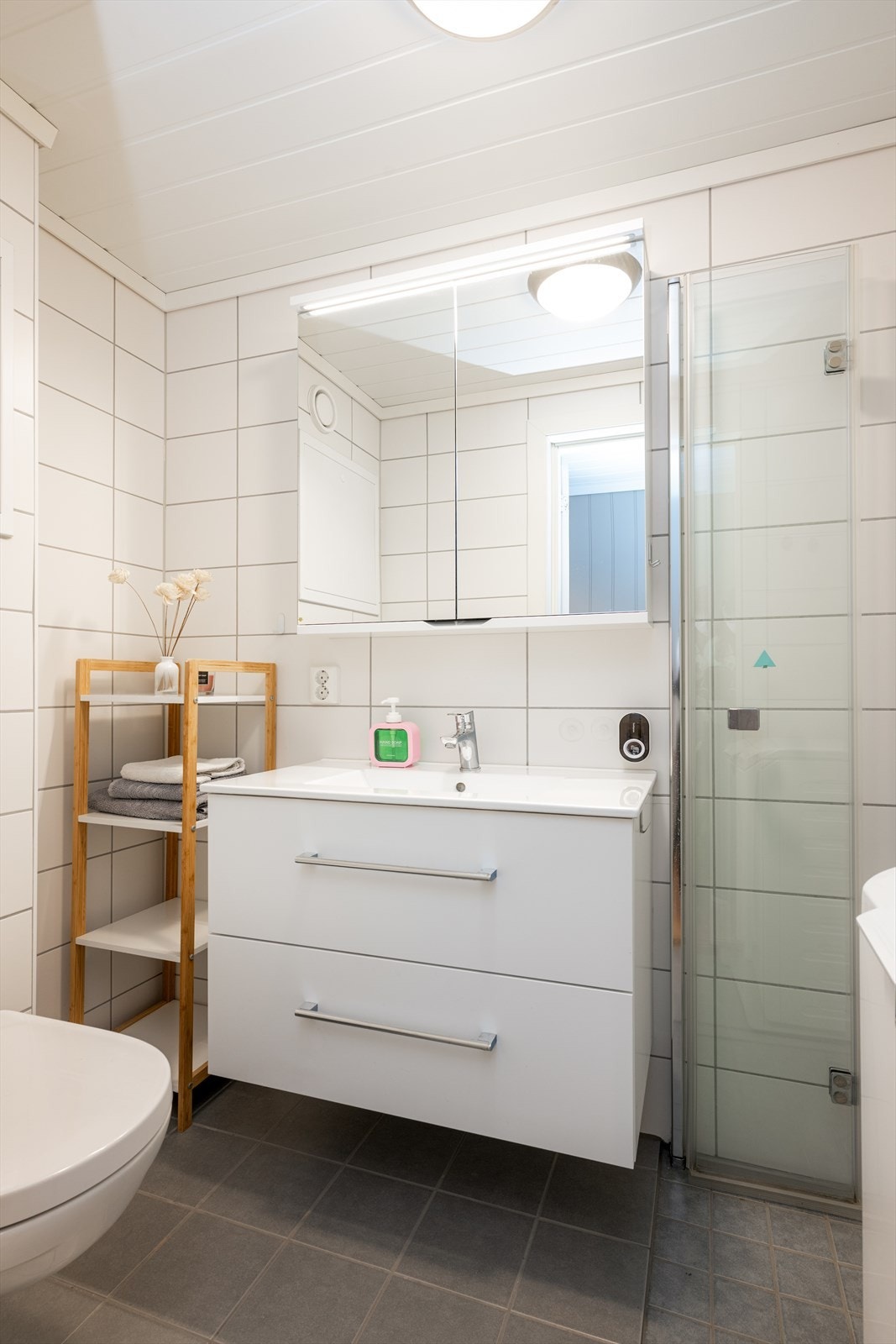 Nytt bad i regi av borettslag i 2020/2021. Rommet har innredning med nedfelt servant, veggmontert toalett, dusjvegger/hjørne og opplegg for vaskemaskin. Galleribilde