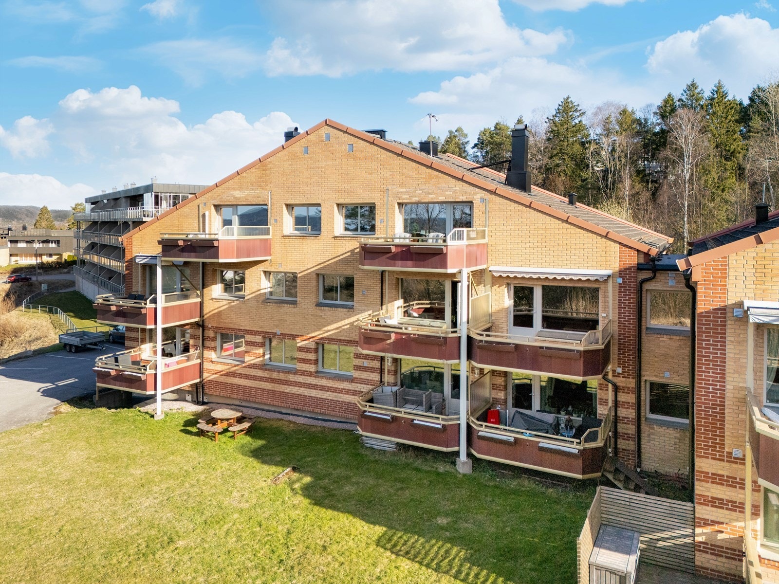 Borettslaget ligger fint til i et attraktivt boligområde på Flåtten, ca. 2,5 km fra Porsgrunn sentrum. Lettvint og sentralt med kort gangavstand til Meny Flåtten og bussholdeplass. Galleribilde
