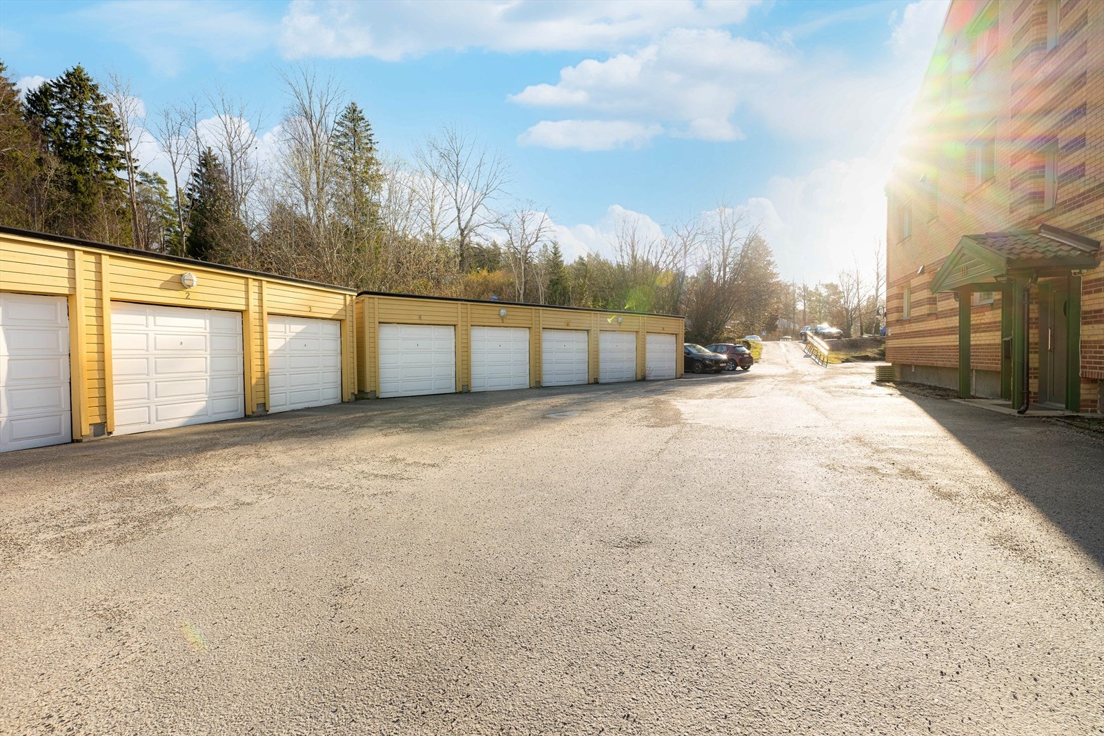 Det er felles biloppstillingsplass i borettslaget og garasjelag hvor det er ventelisteordning. Galleribilde