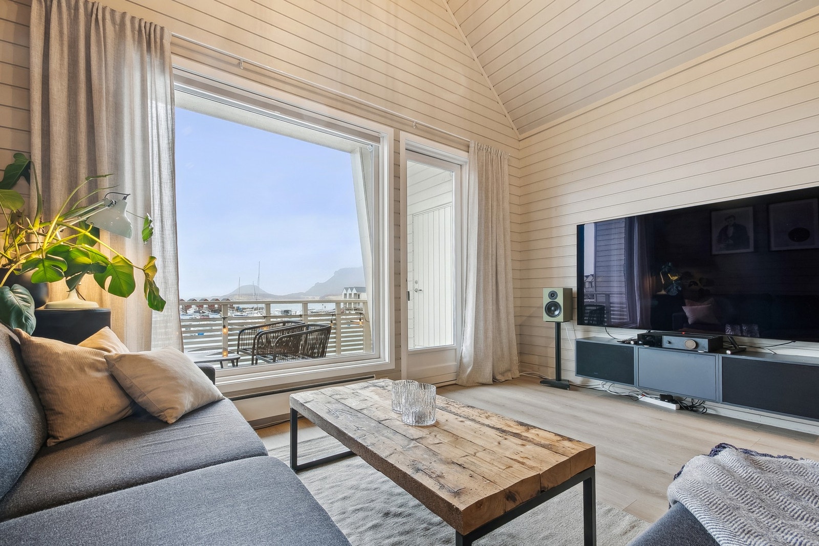 Innbydende oppholdsrom med masse naturlig lys. Galleribilde
