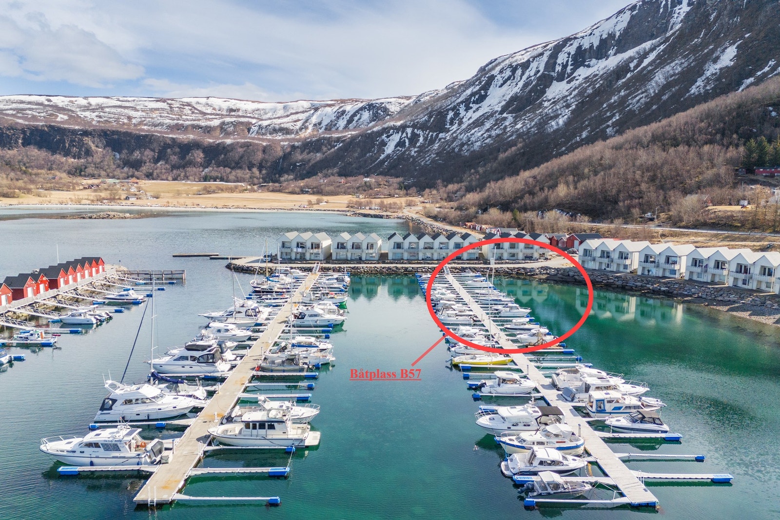 Båtplassen ligger fint til i havna - du kan følge med båten fra stuevinduene. Galleribilde
