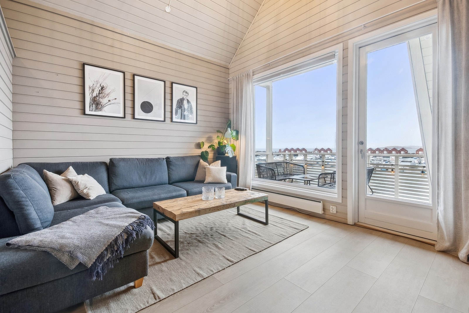 Direkte utgang fra stuen til balkong på 12 m2. Galleribilde