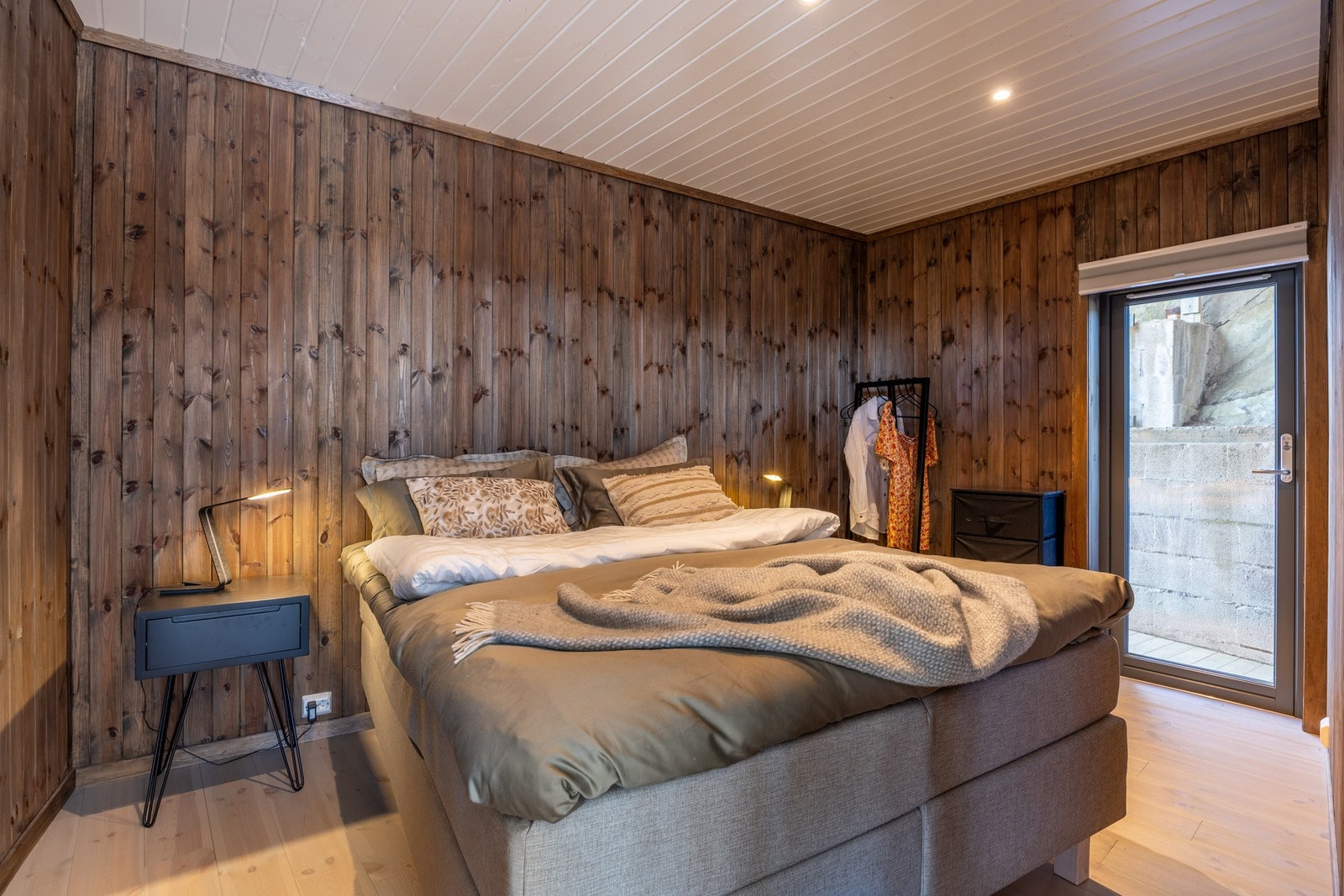 Soverommene er lune med panel på vegger. Her fra hovedsoverommet. Galleribilde