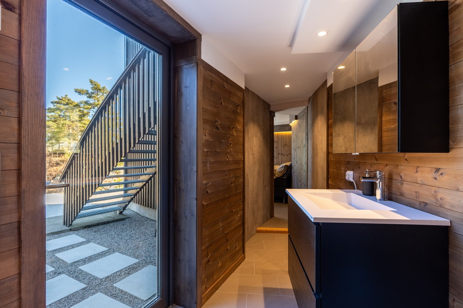 Funksjonelt vaskerom/toalett med flislagt gulv med varmekabler. Overgangen til soverommet har stilige Fibo baderoms paneler i "betong look". Galleribilde