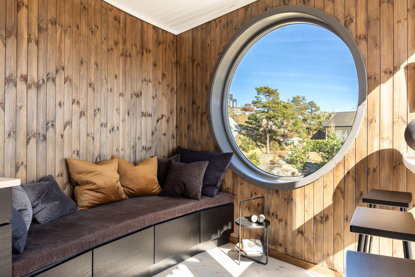 Plassbygd daybed følger veggens bue. Galleribilde