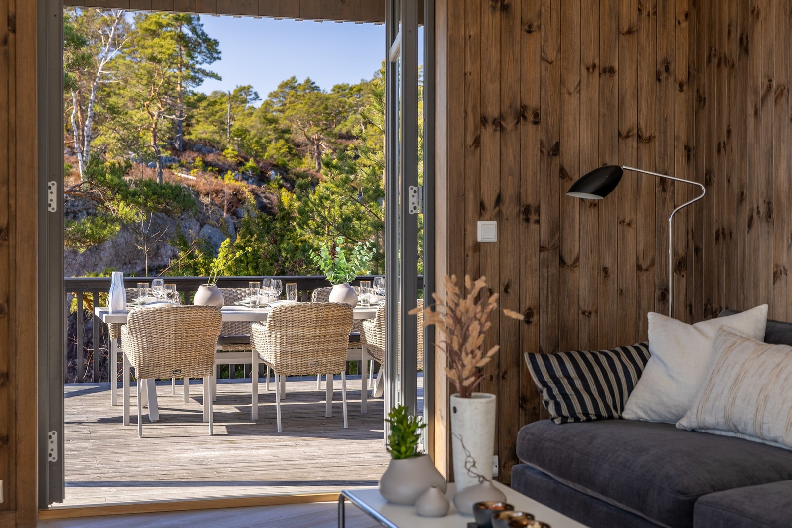 Overgangen fra inne til ute er sømløs. Terrassen er tilgjengelig fra alle rom. Galleribilde