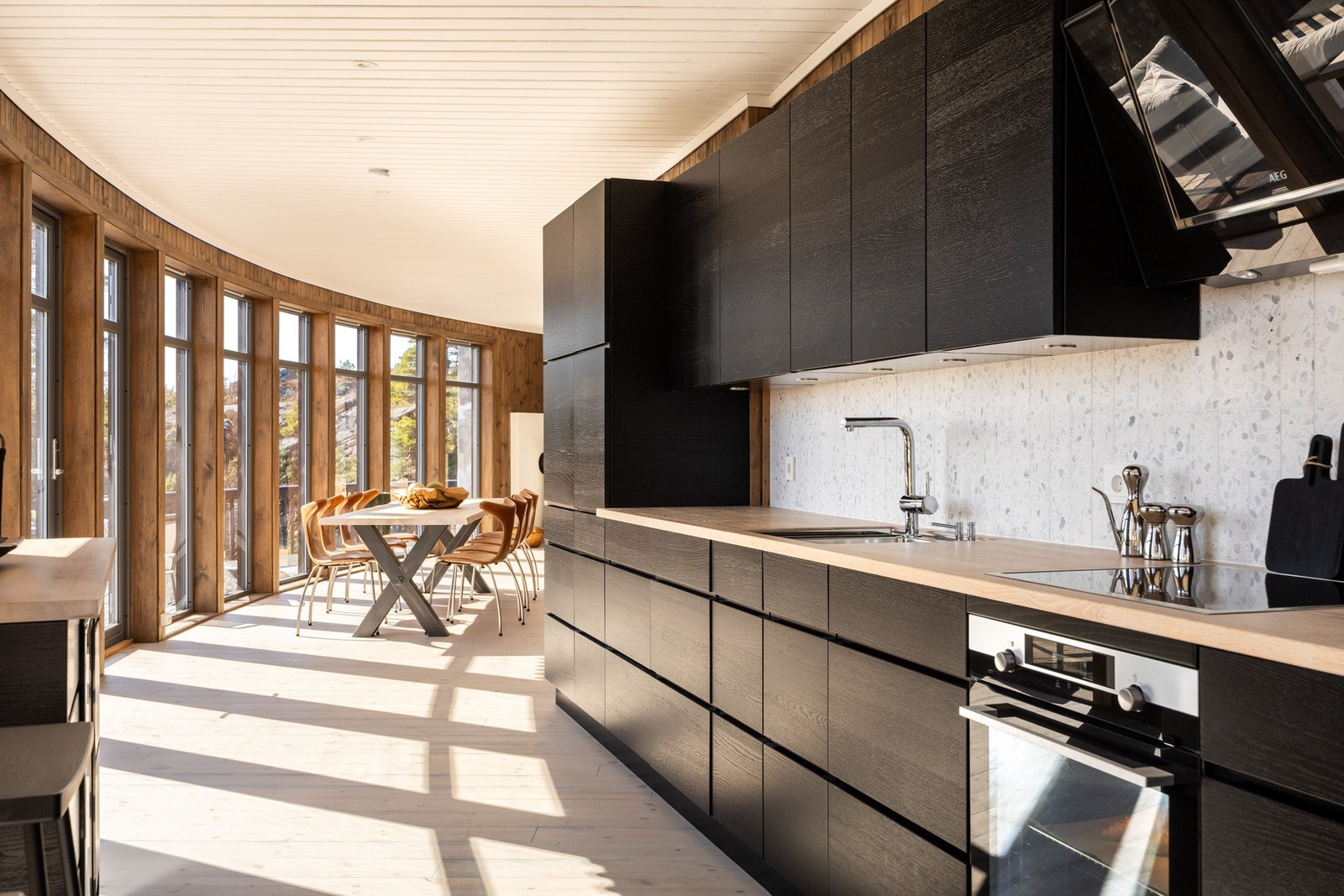 Moderne kjøkkeninnredning fra Kvik, modell Mano Sierra med integrerte hvitevarer. Barista avdeling med eget kjøleskap med glassdør. Galleribilde