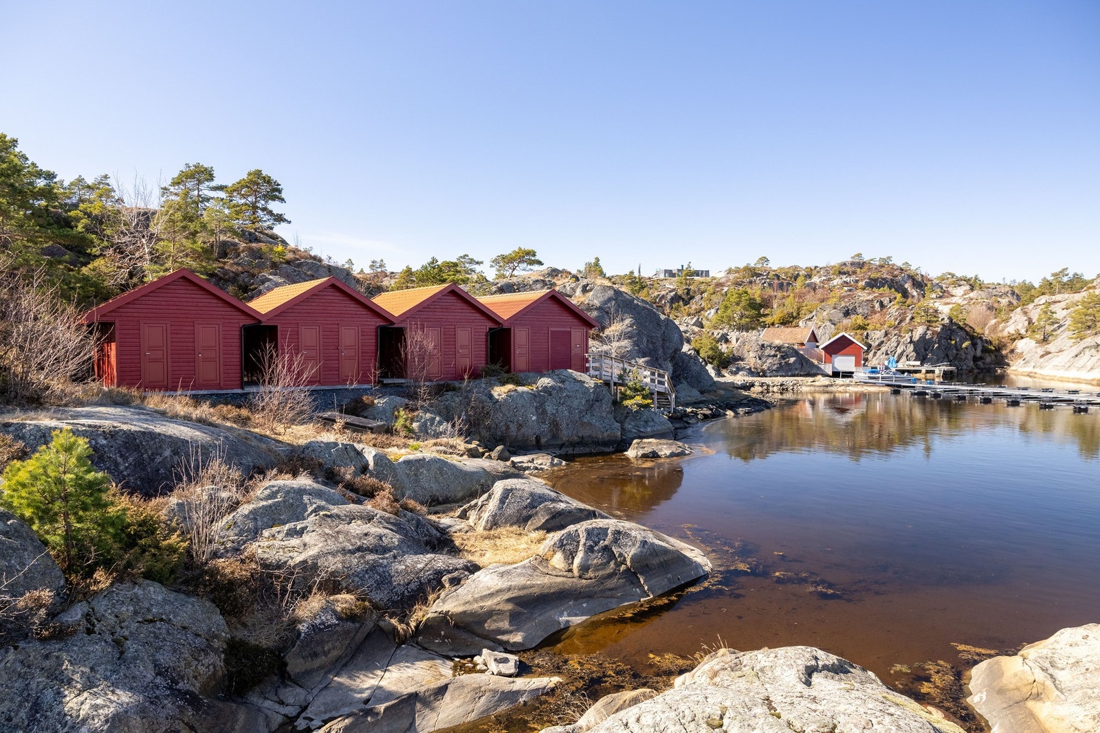 Dette er en sjelden mulighet til å sikre seg en arkitekttegnet hytte i ett av Sørlandets vakreste naturområder. Galleribilde