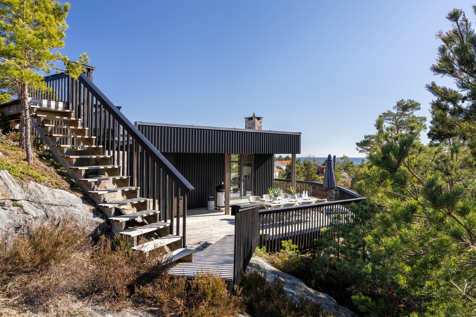 Området rundt er som skapt for friluftsliv, med både sjø og skog like utenfor døren. Galleribilde