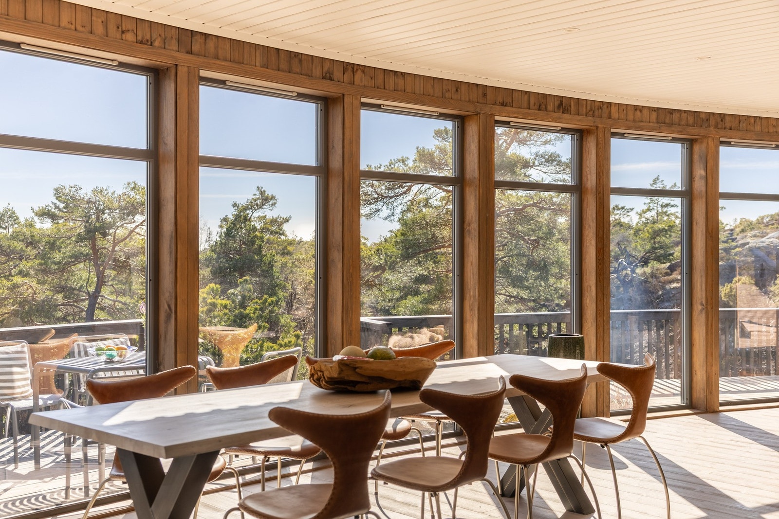 Det er god plass til å innrede med langbord. Her kan god mat nytes mens man tar inn panorama utsikten. Galleribilde