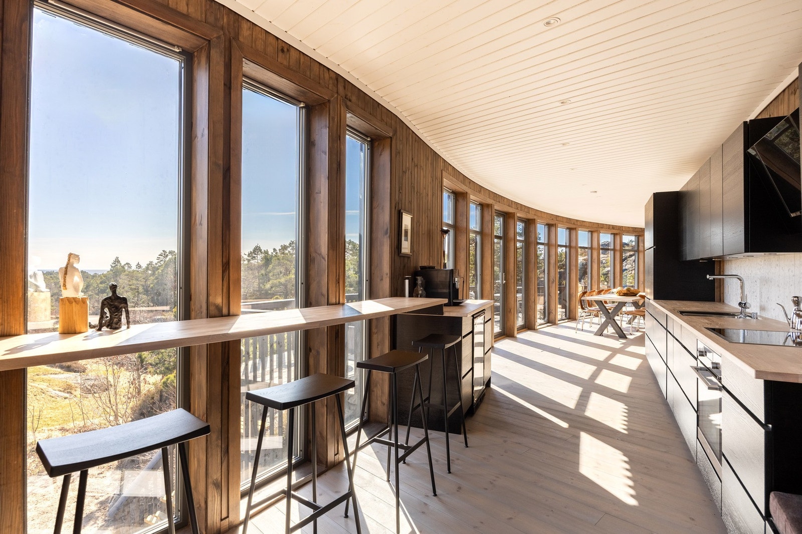 Utsiktsplass med barstoler
hvor morgenkaffen kan inntas, samt en egen baristastasjon utgjør hjertet i huset. Galleribilde