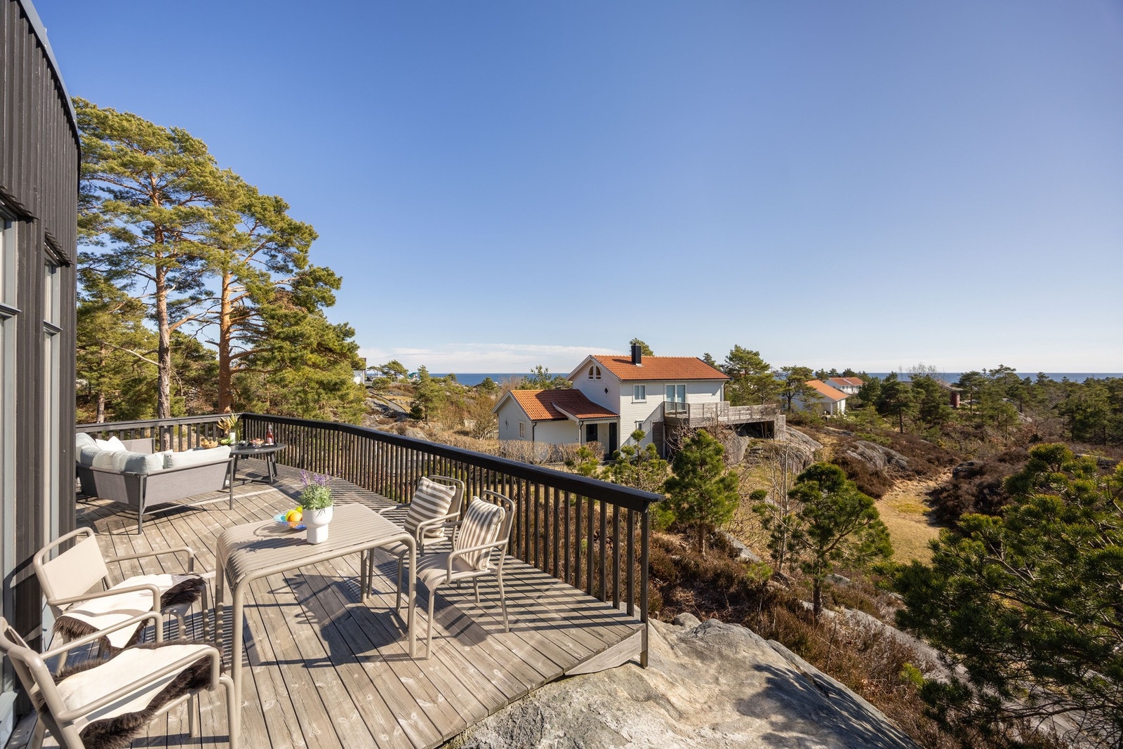 Enten du nyter lange sommerkvelder på terrassen, fyrer opp bålpanna en høstdag eller lar barna utforske naturen rundt, vil du føle deg hjemme her. Galleribilde