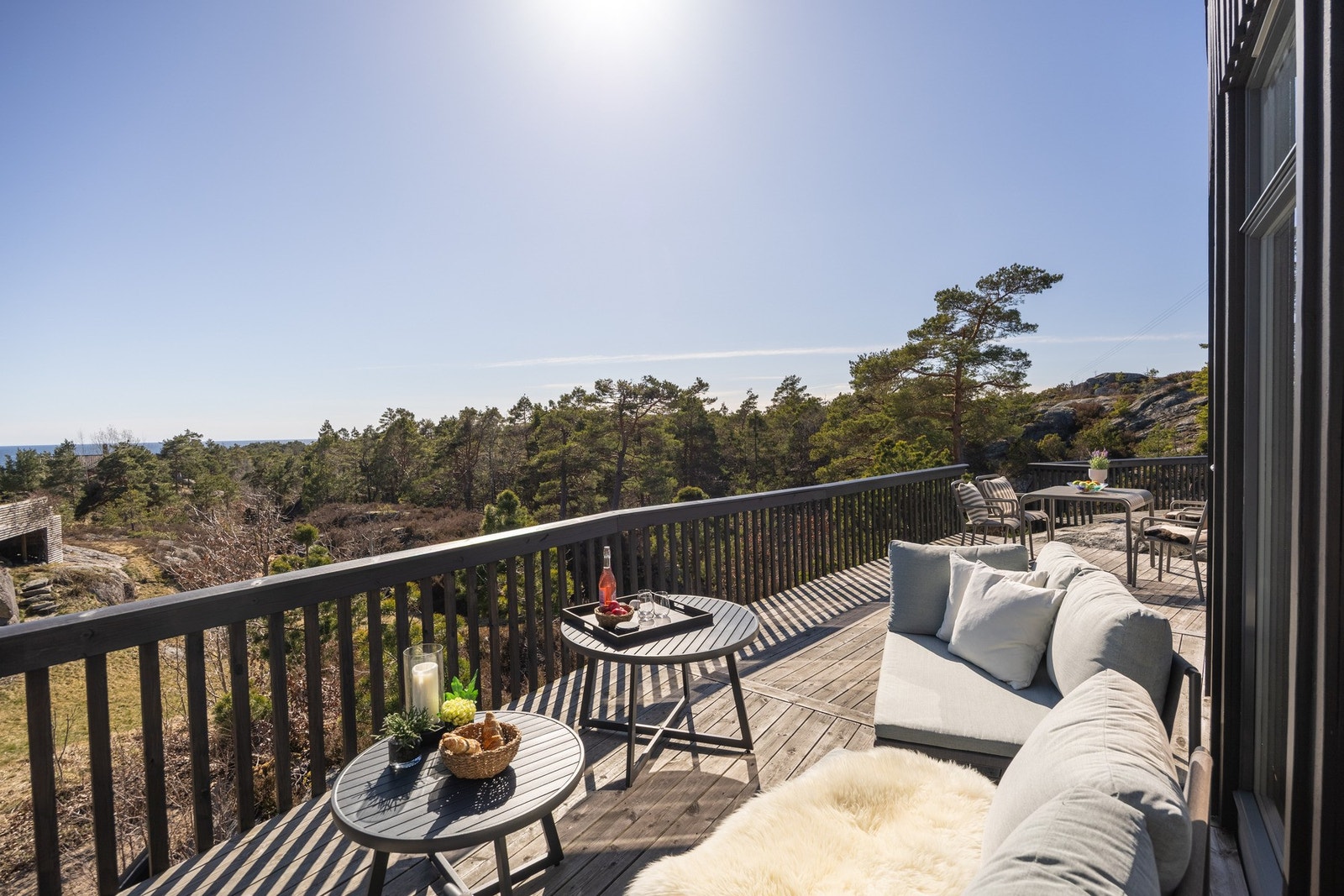 Dette er en sjelden mulighet til å kjøpe en eiendom med herlig sjøutsikt og en privat beliggenhet med utsikt over Skagerak og innseilingen til Risør. Galleribilde