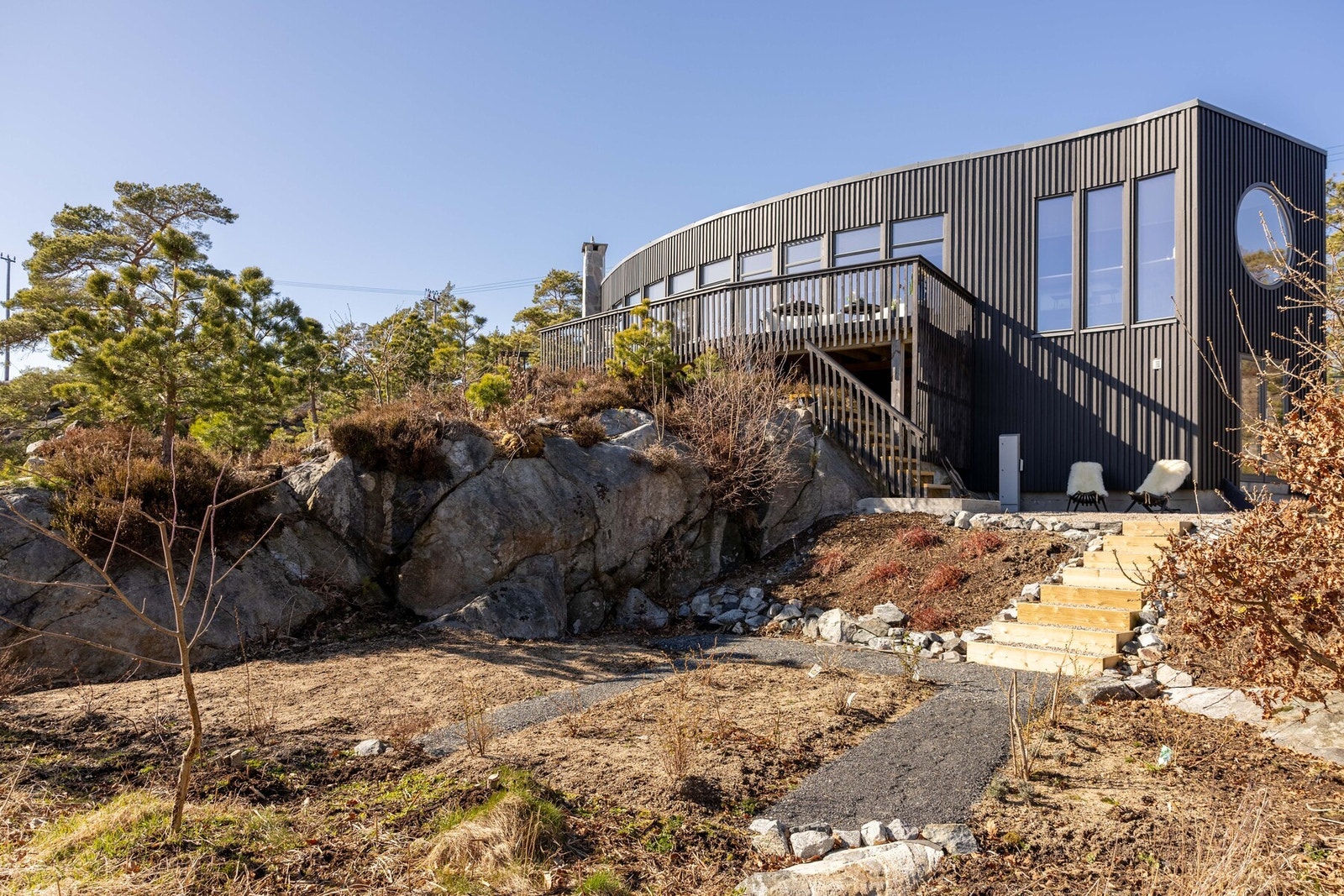 I hagen er det nylig opparbeidet et lite og lunt område for "frukt og grønt" - kjekt om man vil
dyrke "kortreiste" grønnsaker og bær. Galleribilde