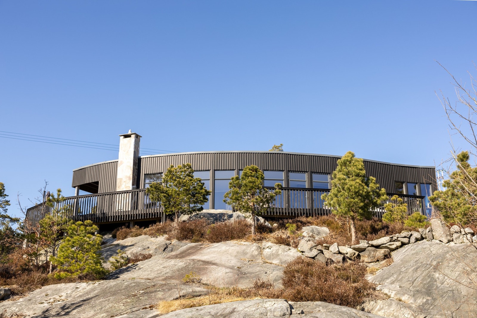 Hytta glir sømløst inn i omgivelsene. Galleribilde