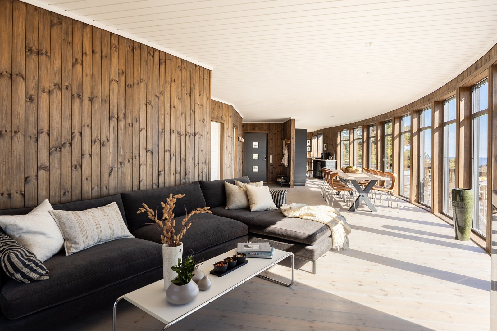 Den gode planløsningen i stuen gjør det enkelt å innrede, og man får naturlig ulike soner både med TV-krok og spisestue. Galleribilde