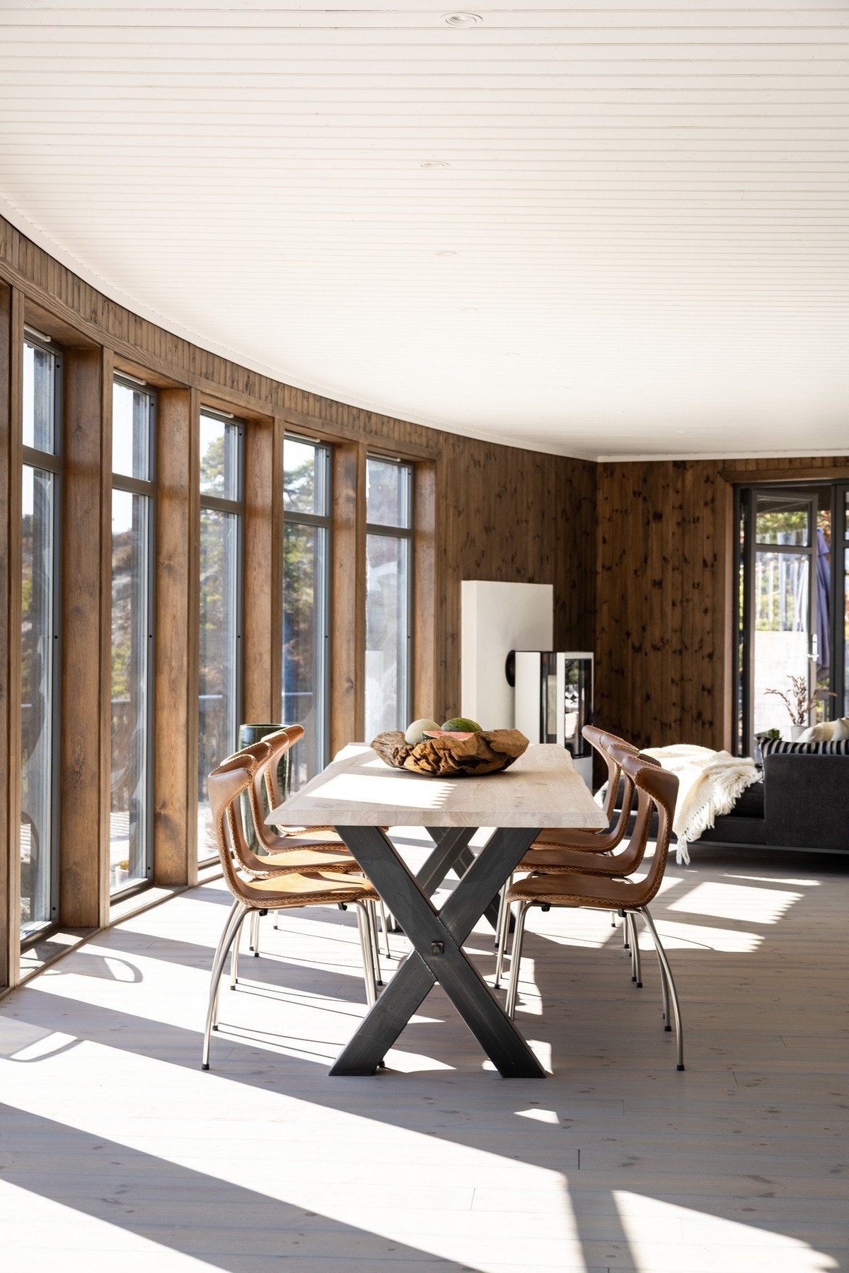 Interiørmessig er det gjennomgående smakfullt med tydelig preg av arkitektens
tankegang og kreativitet. Galleribilde