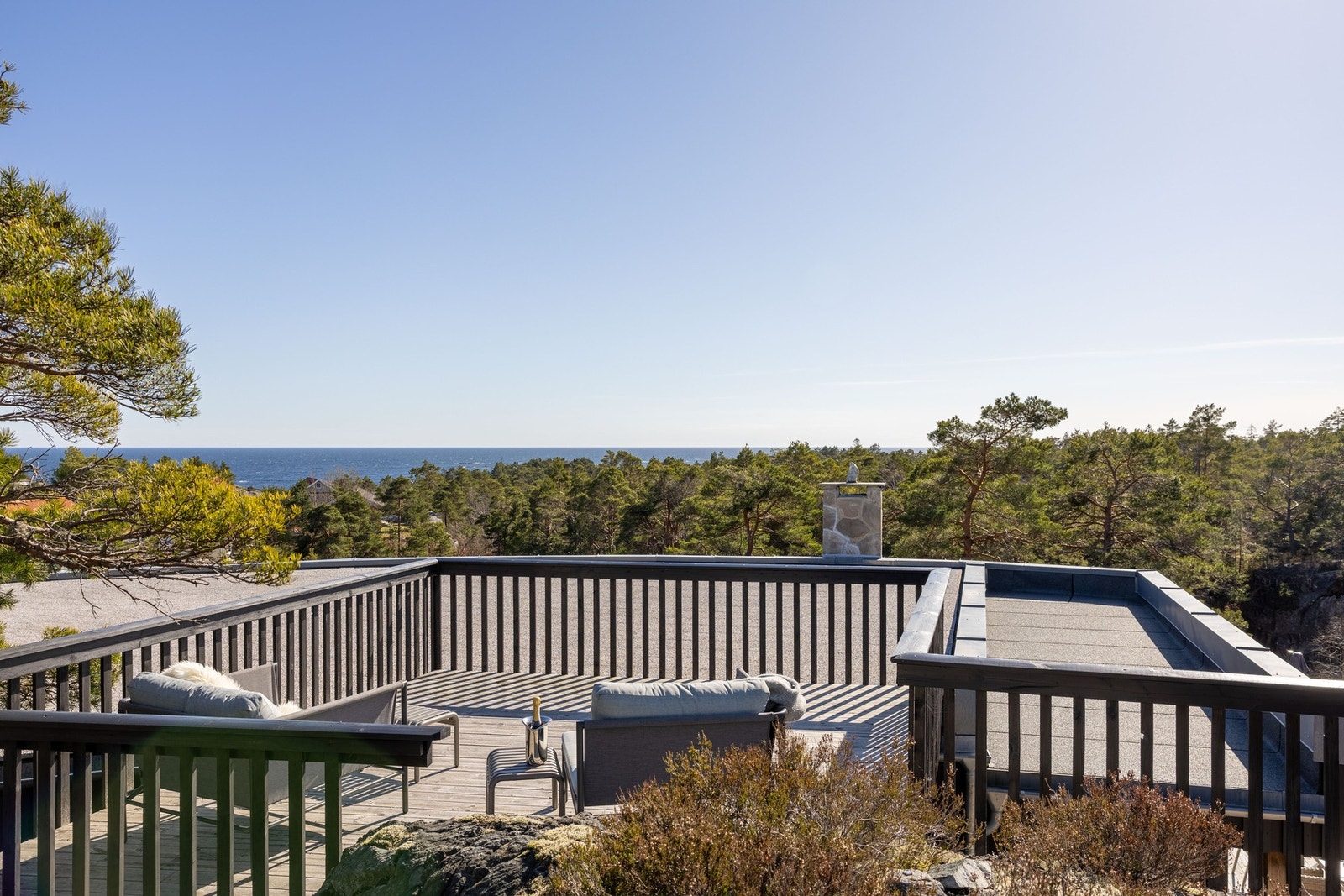 Bommyr er et idyllisk område med en avslappet feriestemning og naturskjønne omgivelser. Et godt utgangspunkt for å nyte alt hva Sørlandskysten har å by på. Galleribilde