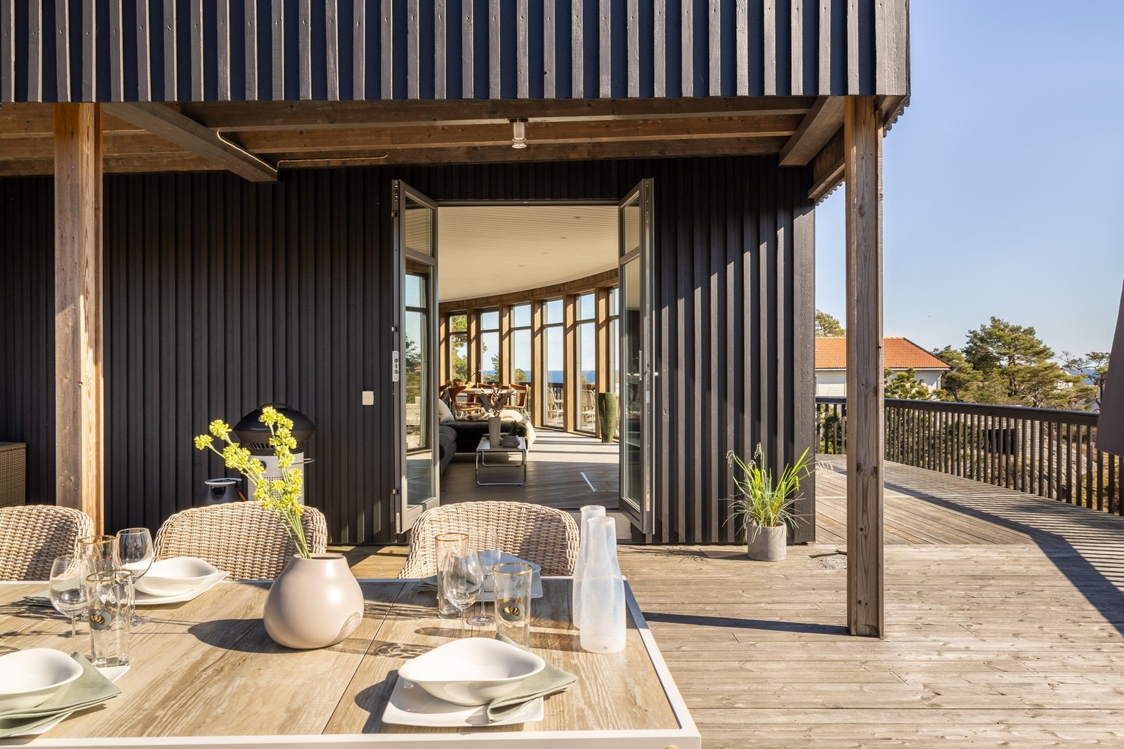 Den store terrassen gir rikelig av boltreplass for både store og små. Her finner man også en smart og praktisk utebod under taket. Galleribilde