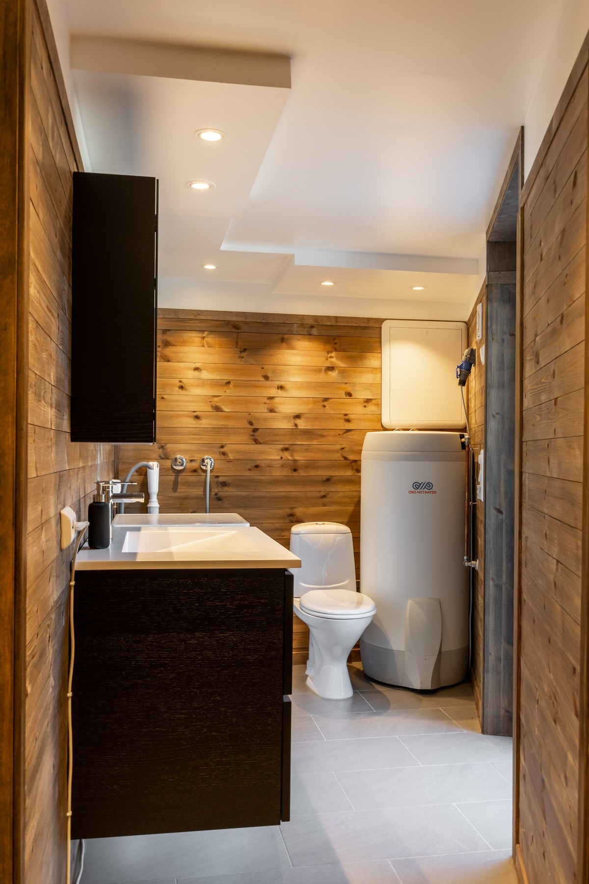 Vaskerommet er utstyrt med en vegghengt servantinnredning med skuffer, ovenpåliggende servant og moderne ettgreps armatur, i tillegg til speilskap for ekstra oppbevaringsplass. Benyttes i dag som toalett/vaskerom, men kan enkelt gjøres om til bad med dusj Galleribilde