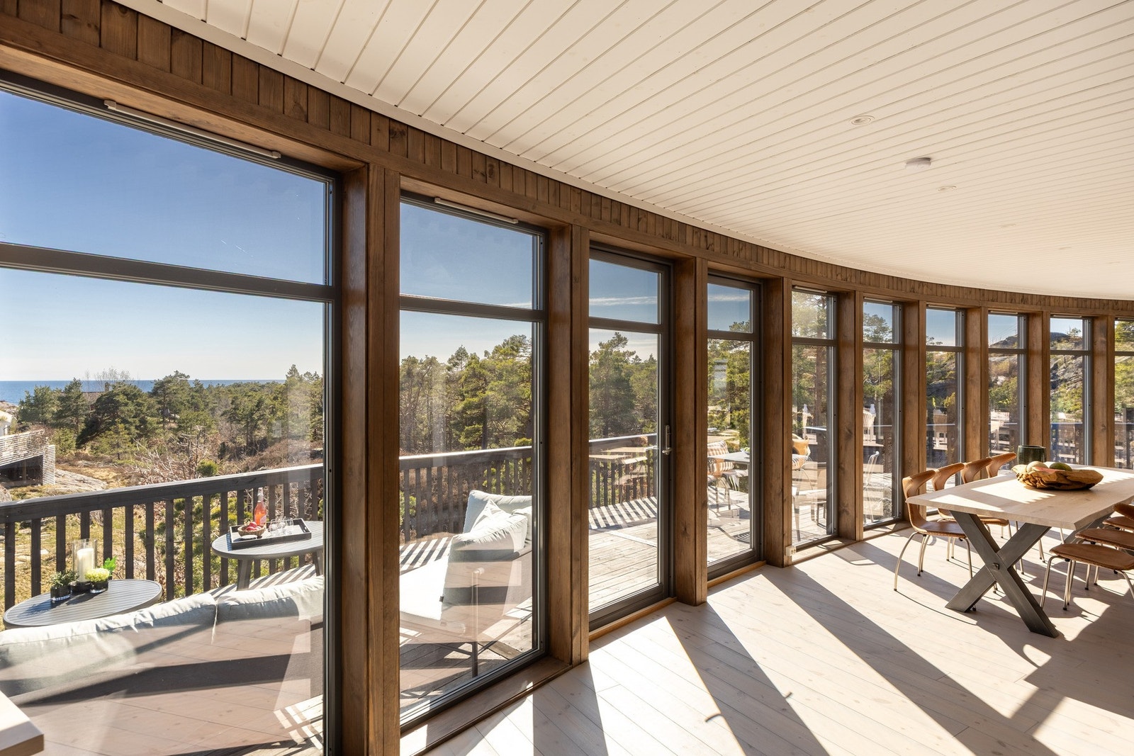 Her strømmer lyset inn og skaper en åpen, luftig atmosfære som forsterkes av takhøyden og de lekne linjene. Galleribilde