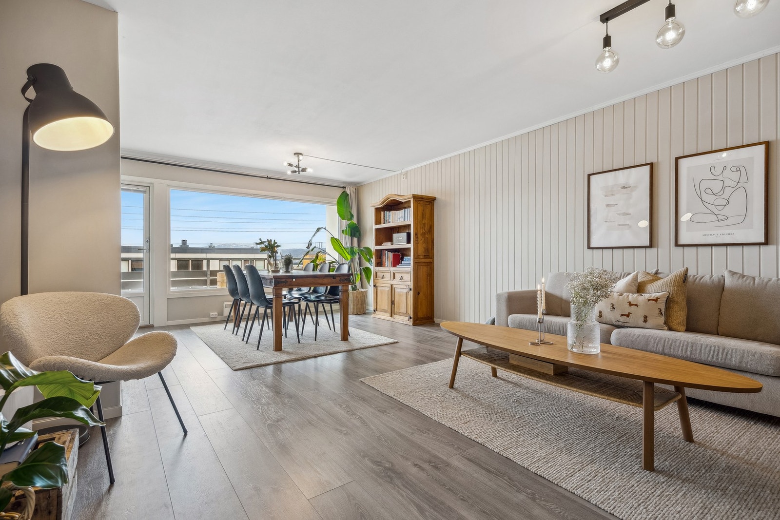 Gulvflater belagt med laminat og gulvbelegg. Galleribilde