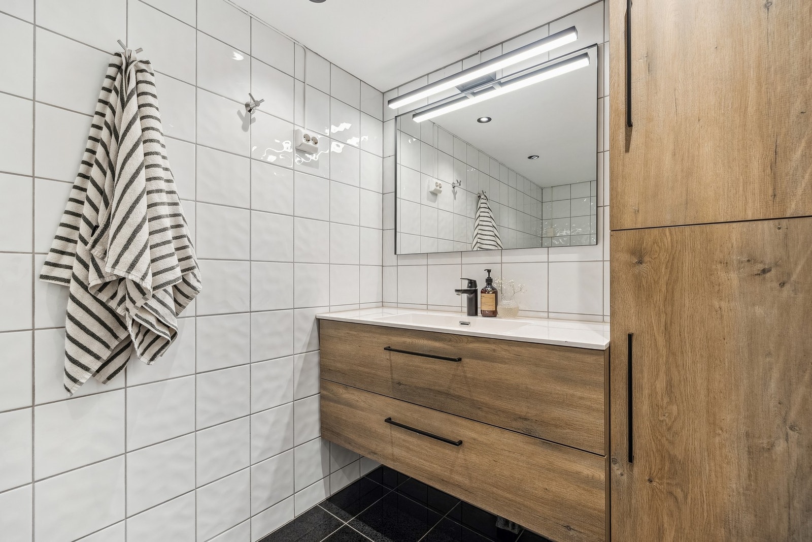 Baderommet fra byggeår med oppgraderinger utført i 2016 (ifølge huseier). Galleribilde