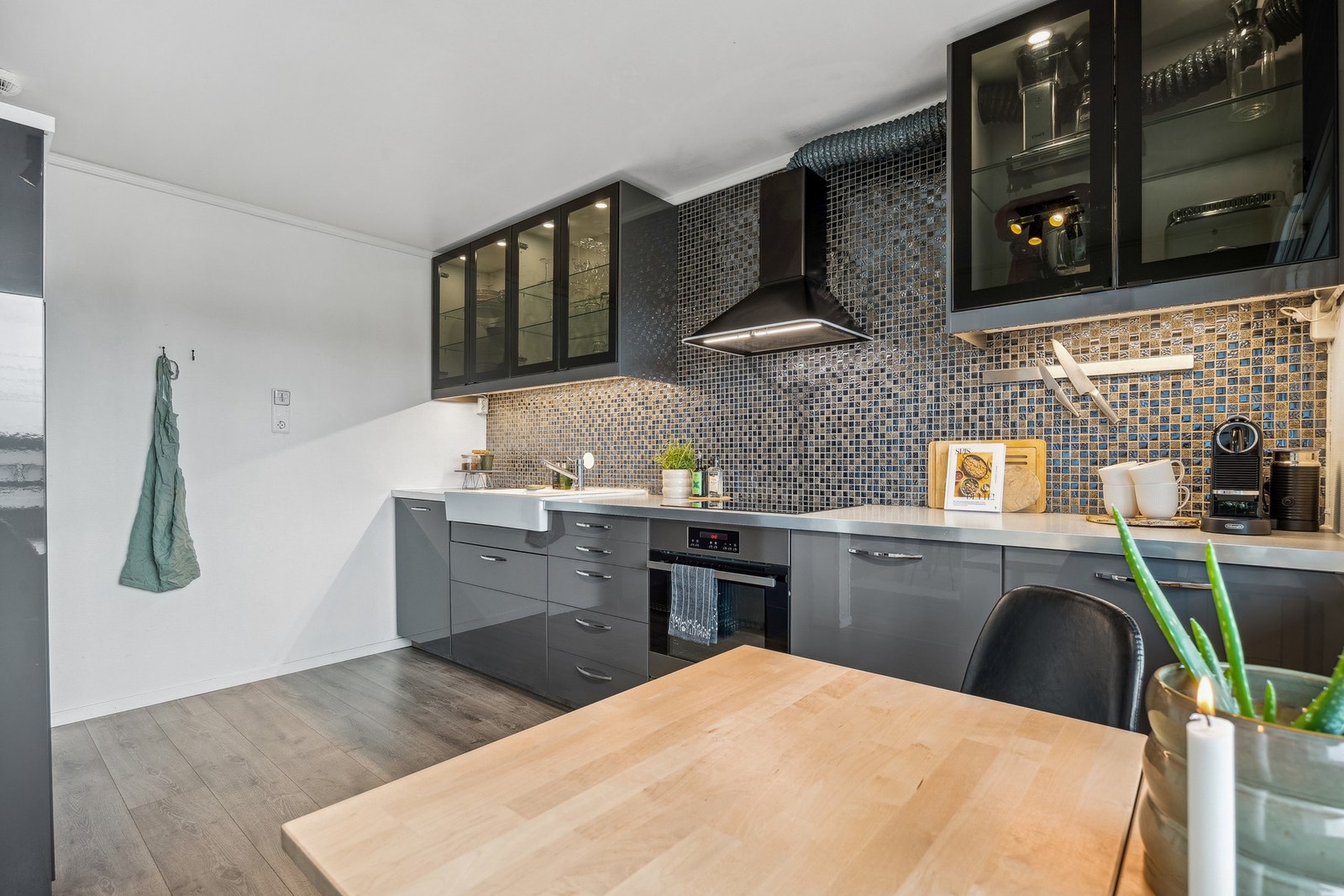 Et delikat kjøkken som er godt utbygget med skap, skuffer og benkeplass. Innredningen er fra 2016. Galleribilde