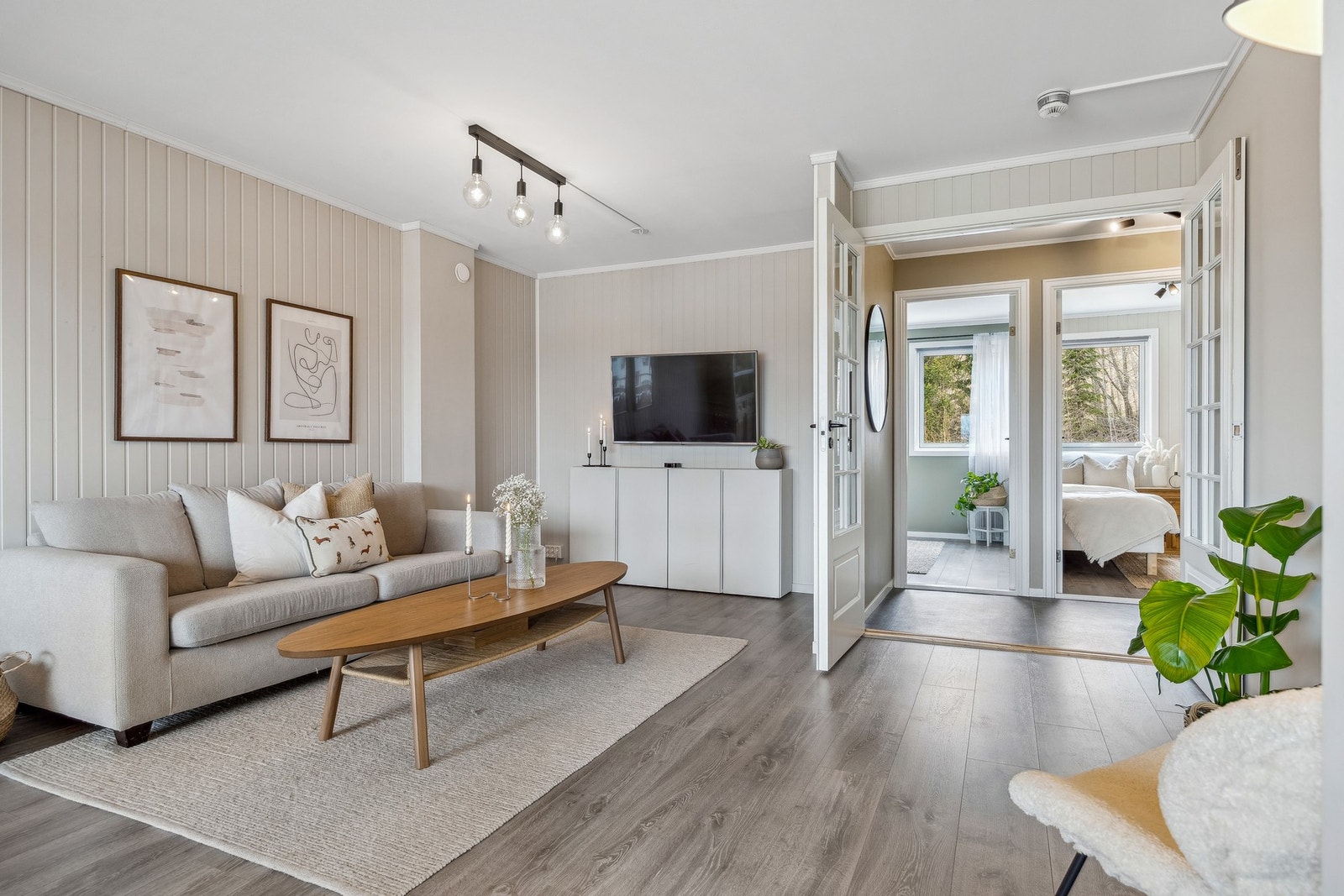 Stuen gir rom for både avslapning og underholdning, med plass til en TV-løsning og en koselig sittegruppe. Galleribilde