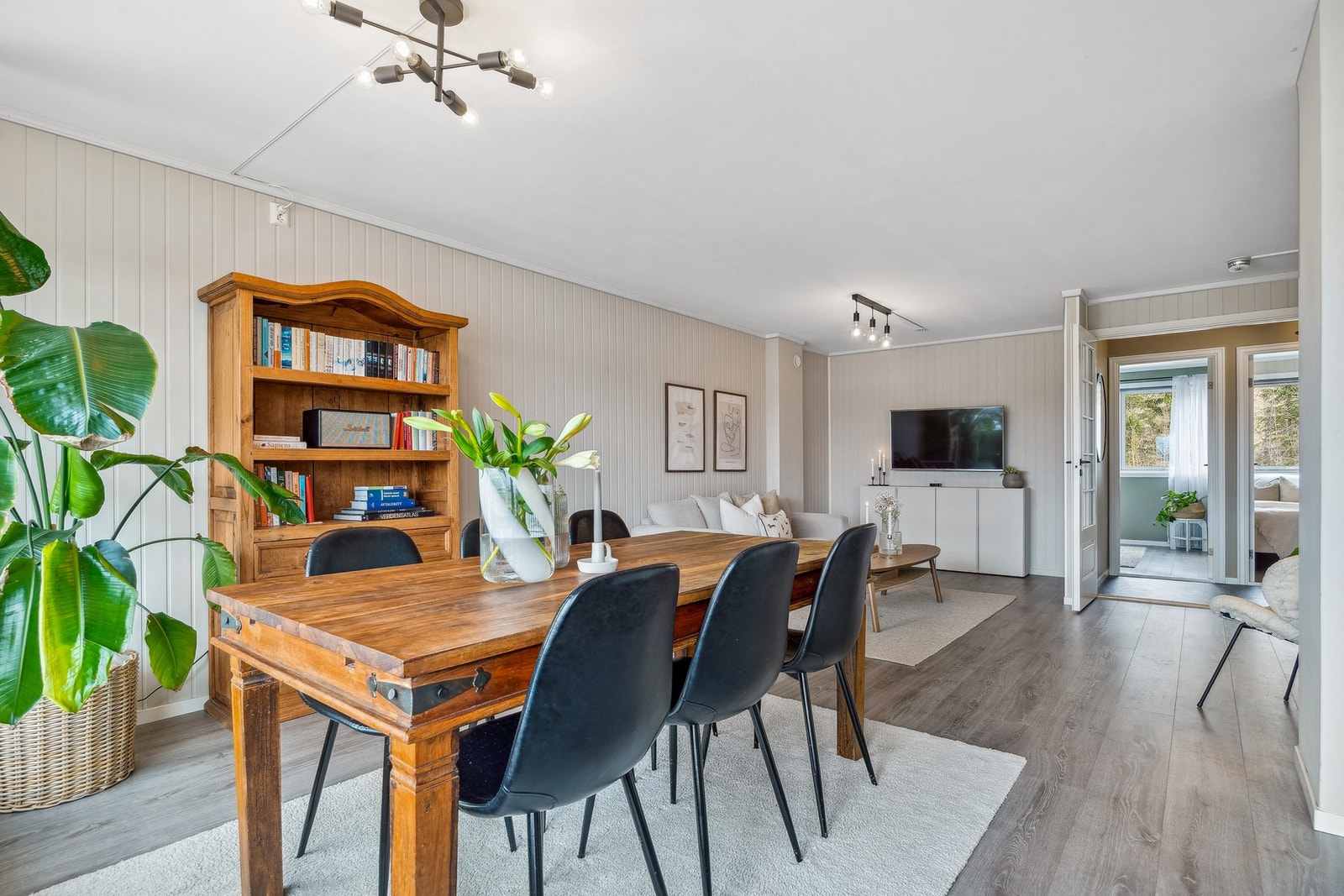 Stuen har en sosial planløsning som skaper naturlig plass til en større spisegruppe. Galleribilde