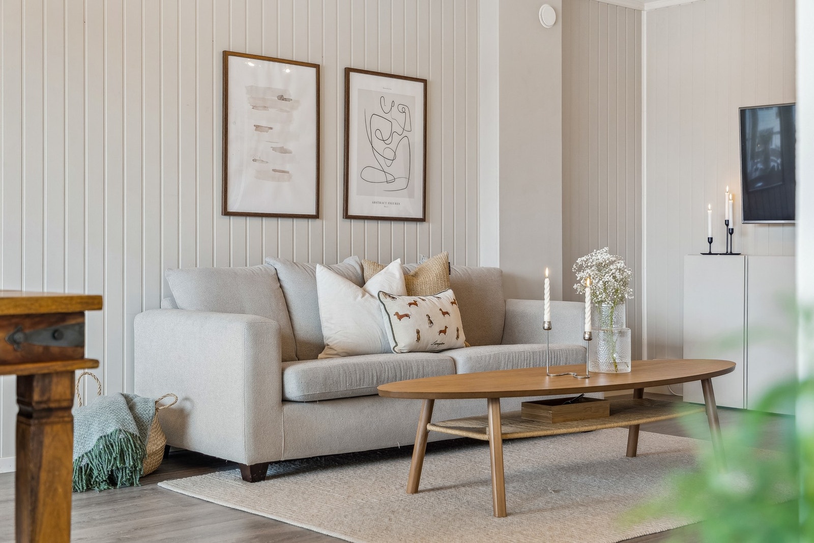 Stuen er malt i lyse farger med gode muligheter for å sette sitt personlig preg på leiligheten gjennom interiør. Galleribilde