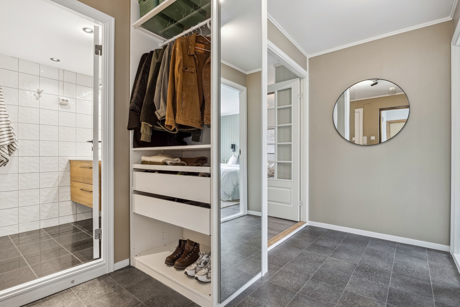 Lys og fin entré med god plass til oppbevaring og møblement. Galleribilde