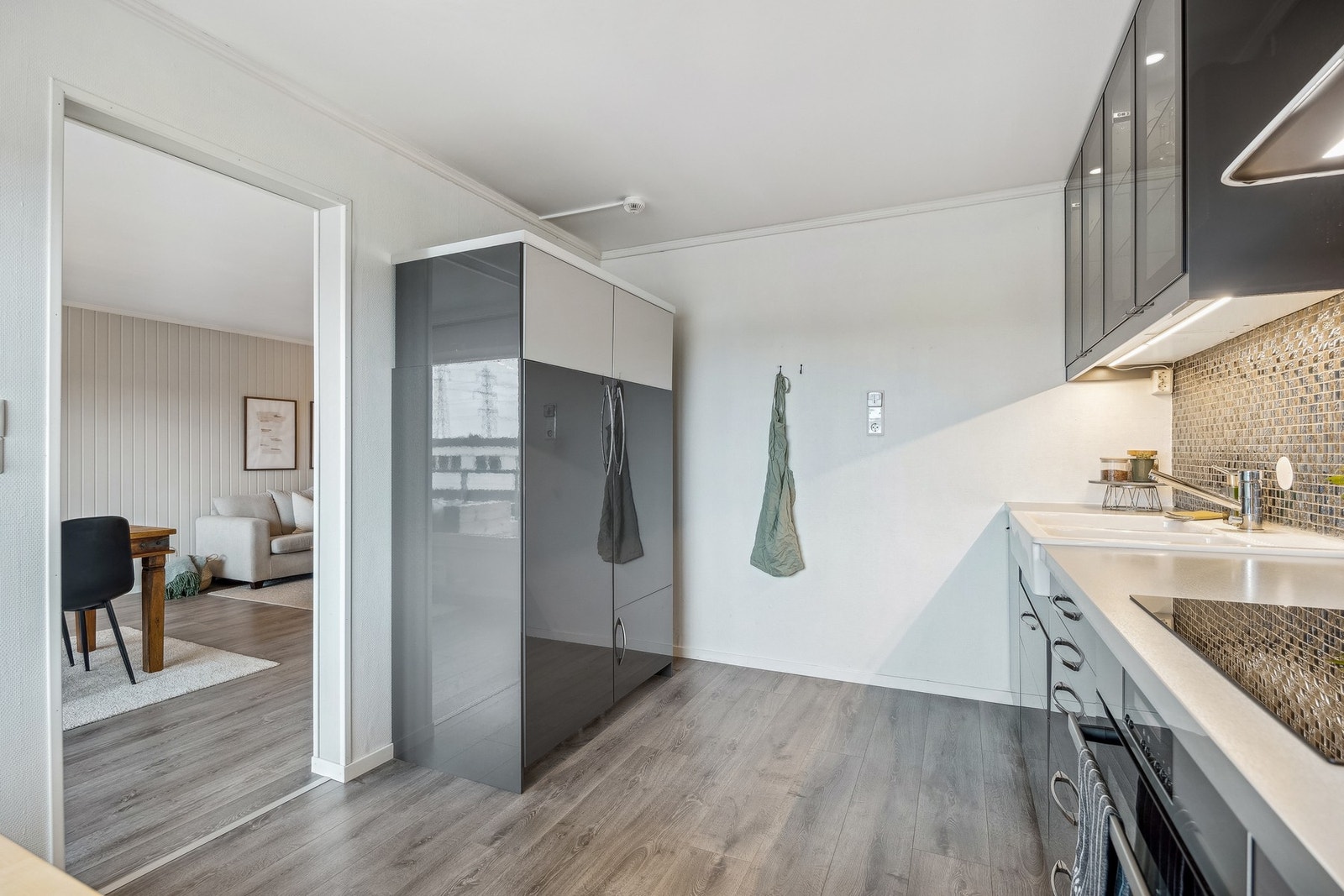 Kjøkkenet er utstyrt med integrert stekeovn, platetopp, oppvaskmaskin, kjøleskap og fryser. Galleribilde