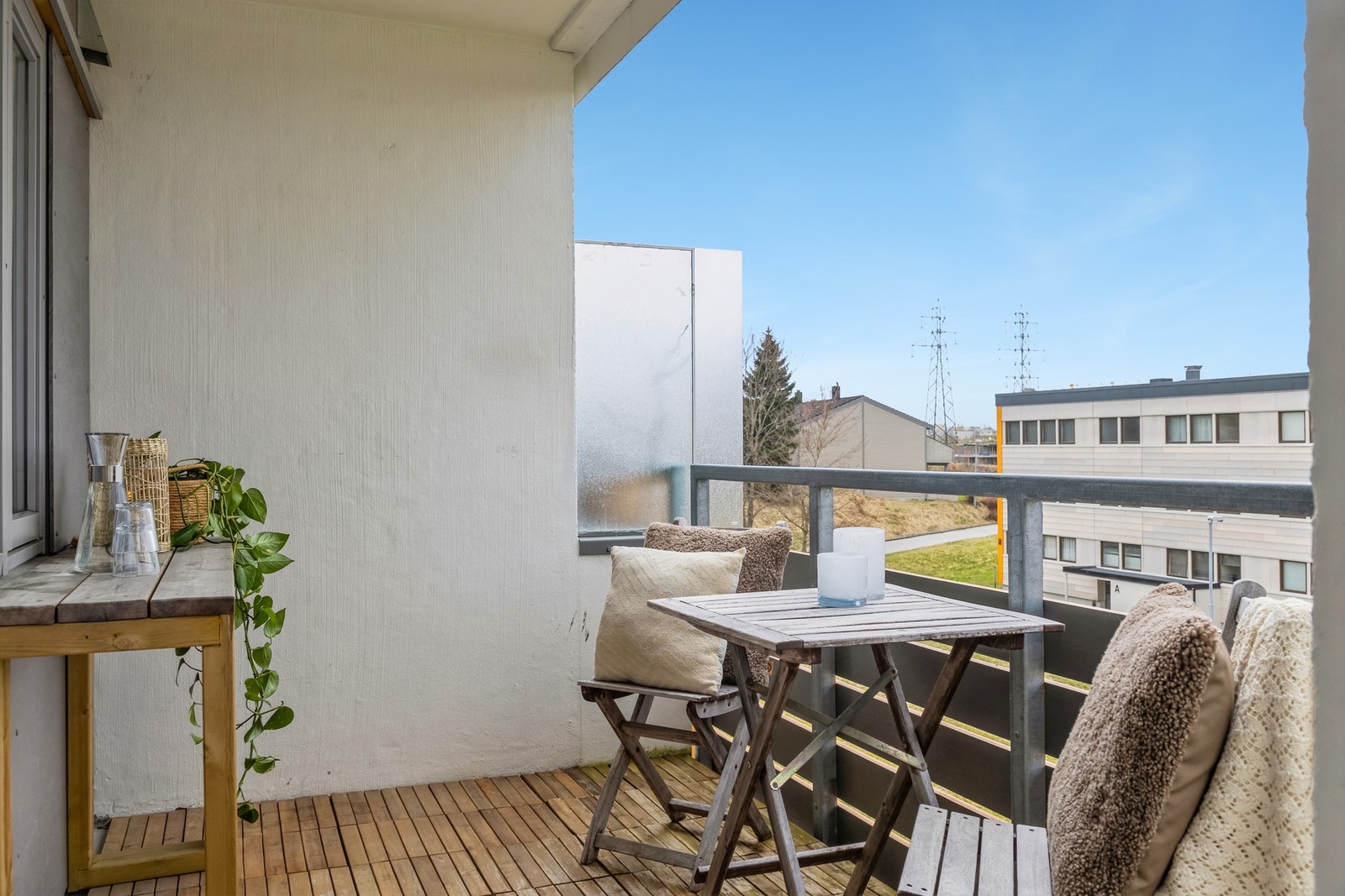 Fra balkongen har du utsikt mot velstelt og fint nabolag i rolige omgivelser. Galleribilde