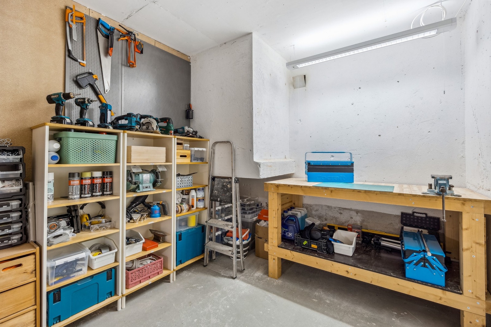 Leiligheten disponerer to boder på til sammen 12 kvm., der den ene har blitt aktivt benyttet som et lite verksted. Galleribilde