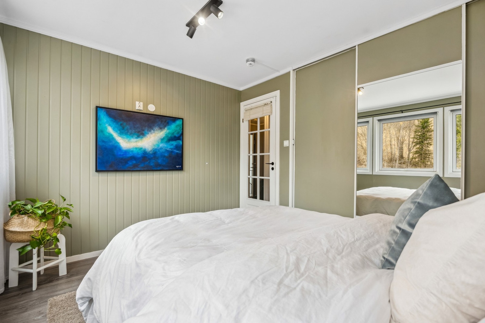 Hovedsoverommet med god plass til dobbeltseng og annet møblement. Galleribilde